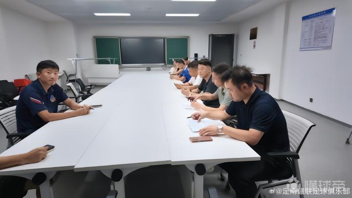 定南赣联召开球迷座谈会,俱乐部领导和主教练毛彪出席会议